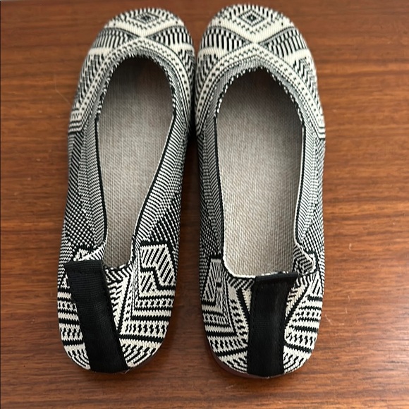 Black and White Geometric Flats with Tribal Design - Picture 5 of 6